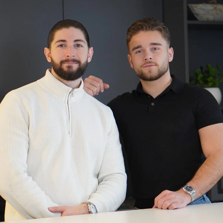 Die beiden Gründer von K.Solutions in ihrem Büro in Mönchengladbach