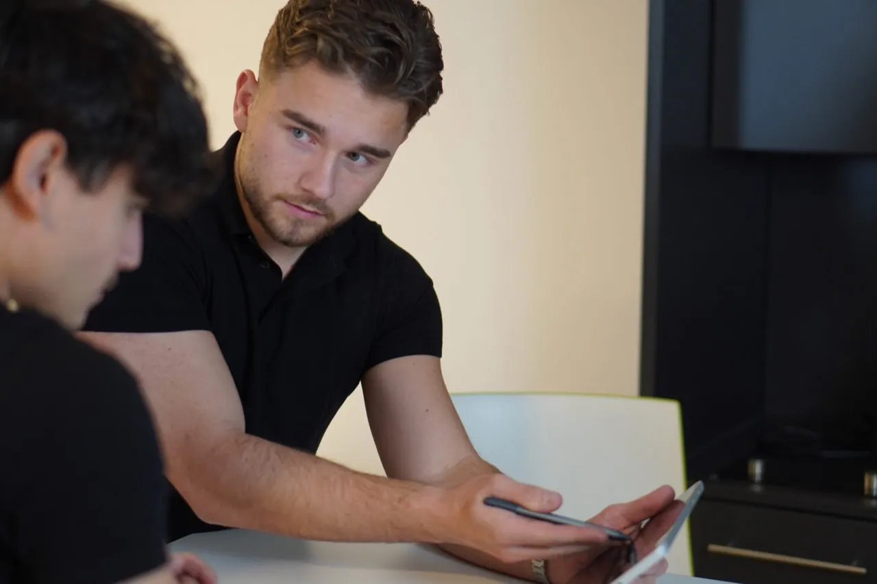 Die Gründer von K.Solutions bei der Arbeit an einem Kundenprojekt